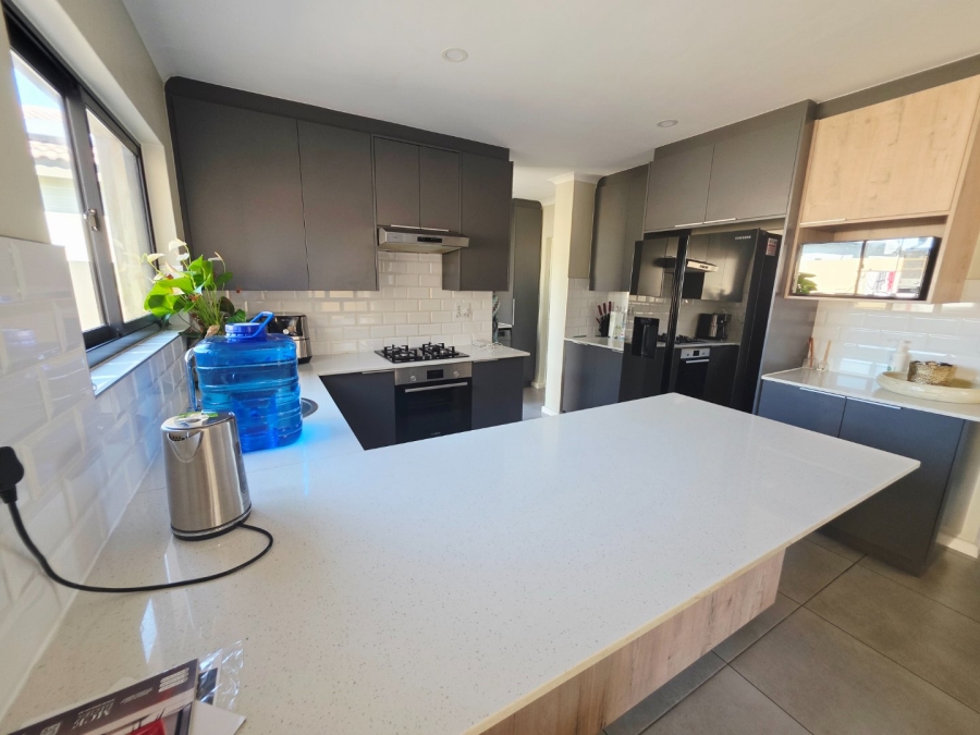 5 Bedroom Property for Sale in Sandown Western Cape